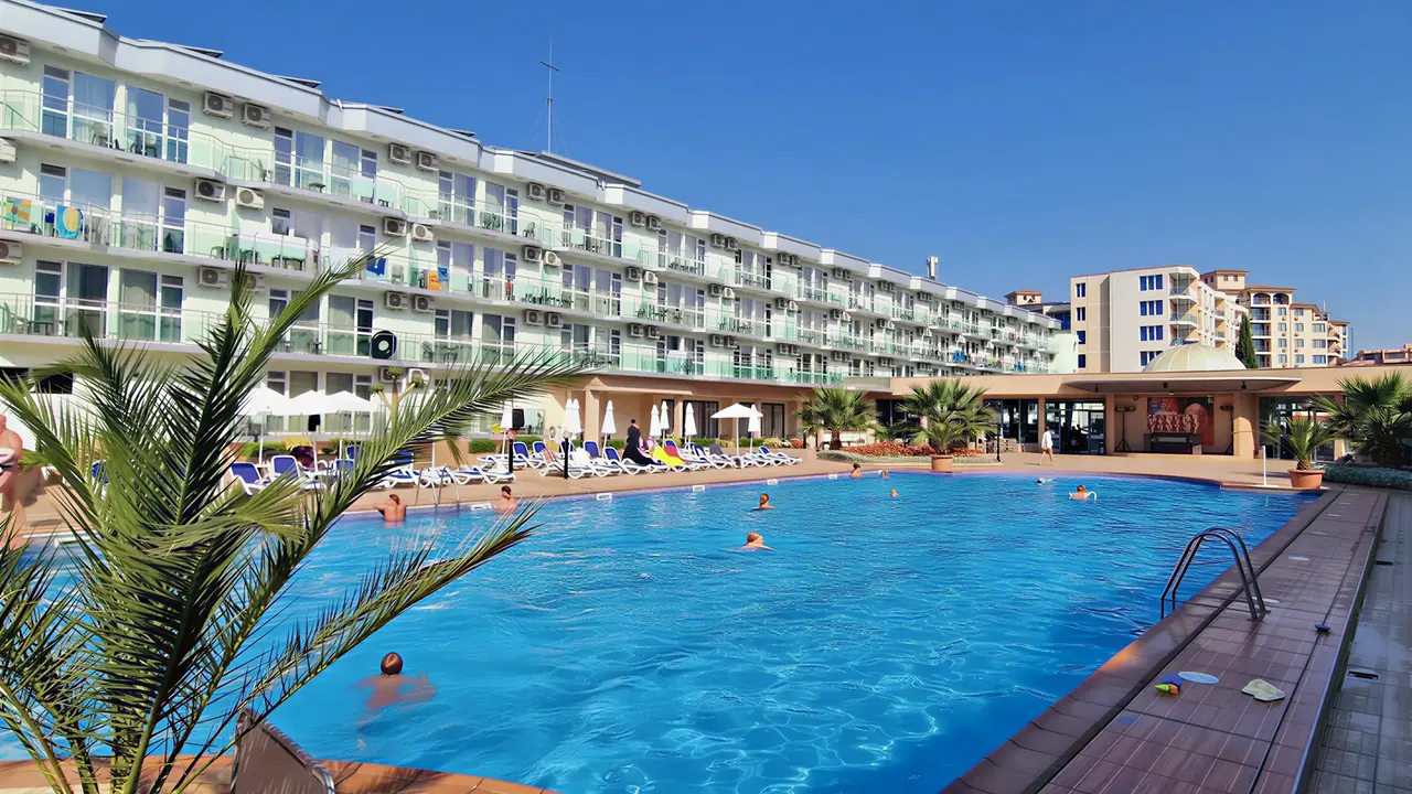 Basen zewnętrzny w hotelu Kotva