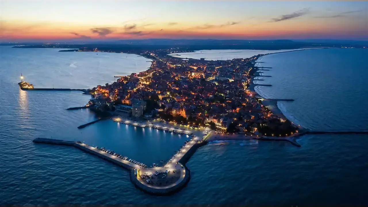 Widok na miasto i Kotva o zmierzchu