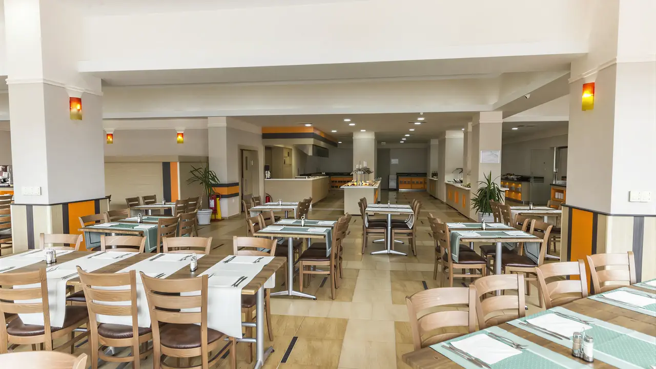 Restauracja w hotelu Kuban Resort & AquaPark z nakrytymi stołami