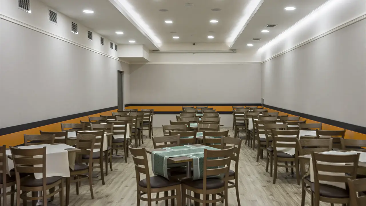 Jadalnia w Kuban Resort & AquaPark z ustawionymi stolikami