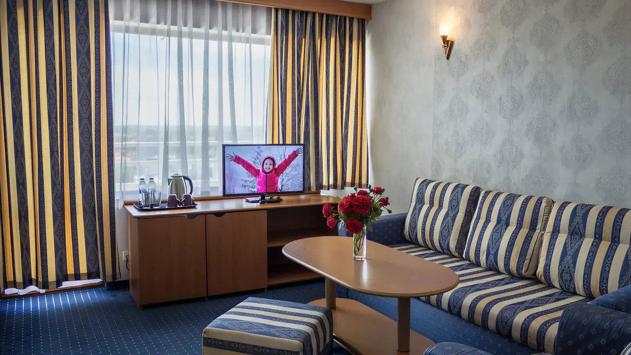 Wnętrze pokoju z sofą w Kuban Resort & AquaPark