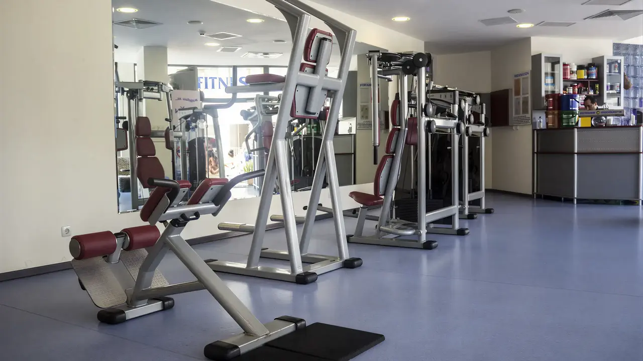 Siłownia z urządzeniami treningowymi w Kuban Resort & AquaPark