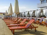 Leżaki przy basenie w Kuban Resort & AquaPark