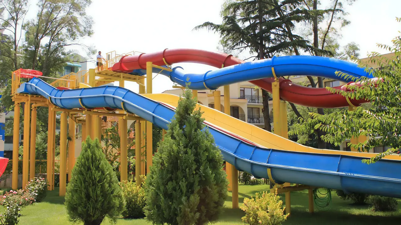 Kolorowe zjeżdżalnie wodne w Kuban Resort & AquaPark