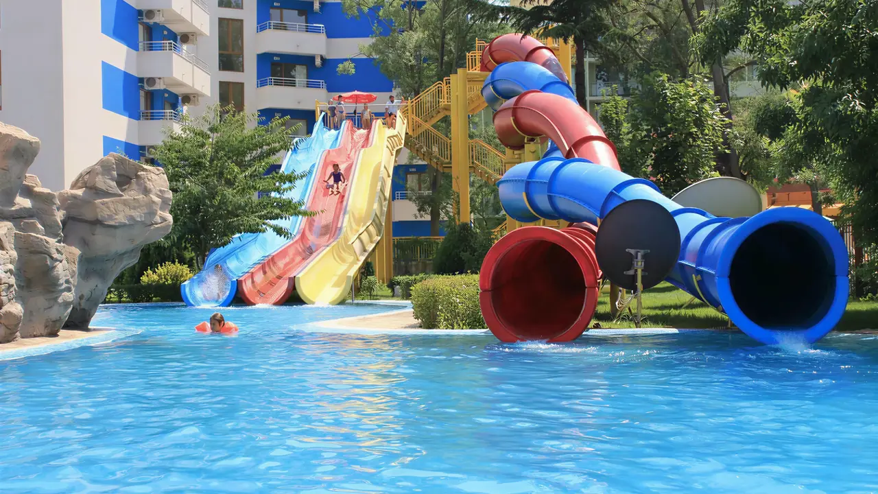 Zjeżdżalnie wodne w basenie hotelu Kuban Resort & AquaPark