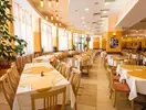 Restauracja w hotelu Kuban Resort & AquaPark z ustawionymi stolikami