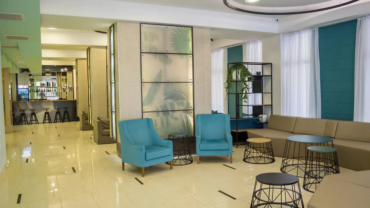 Wnętrze lobby z fotelem w Kuban Resort & AquaPark