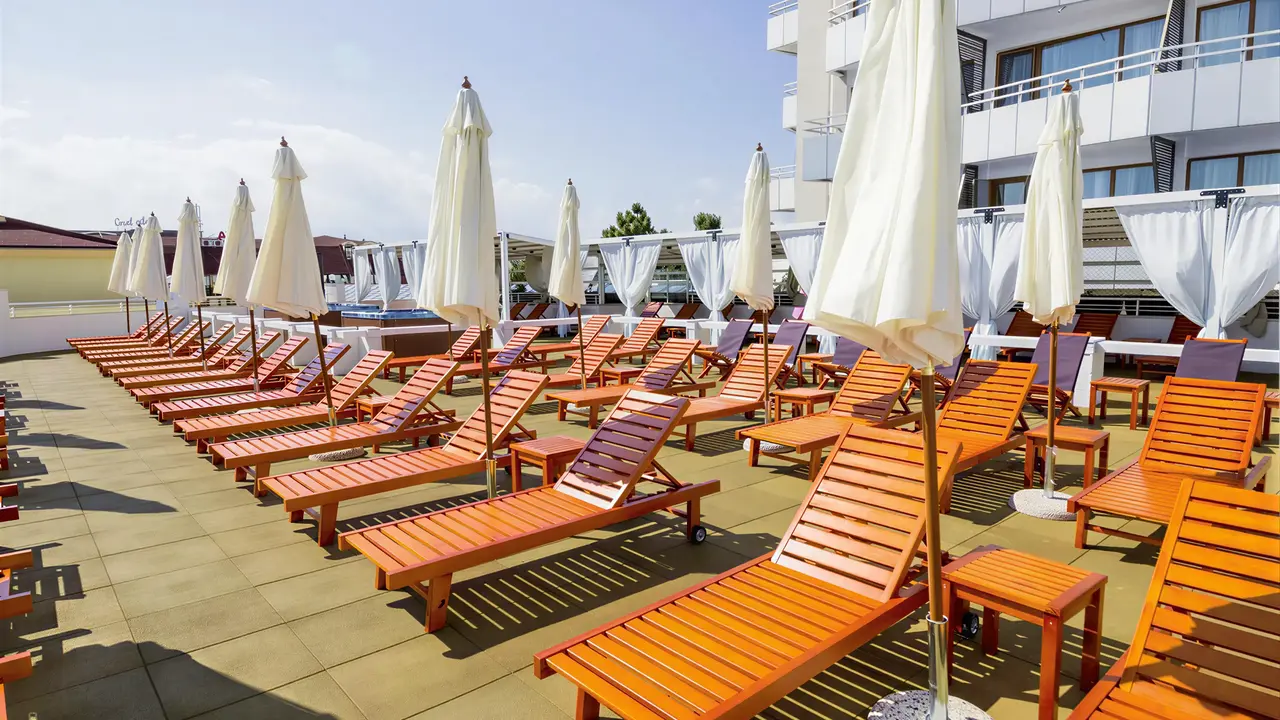 Leżaki przy basenie w Kuban Resort & AquaPark