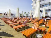 Leżaki przy basenie w Kuban Resort & AquaPark