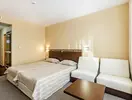 Pokój z łóżkami i sofą w Kuban Resort & AquaPark