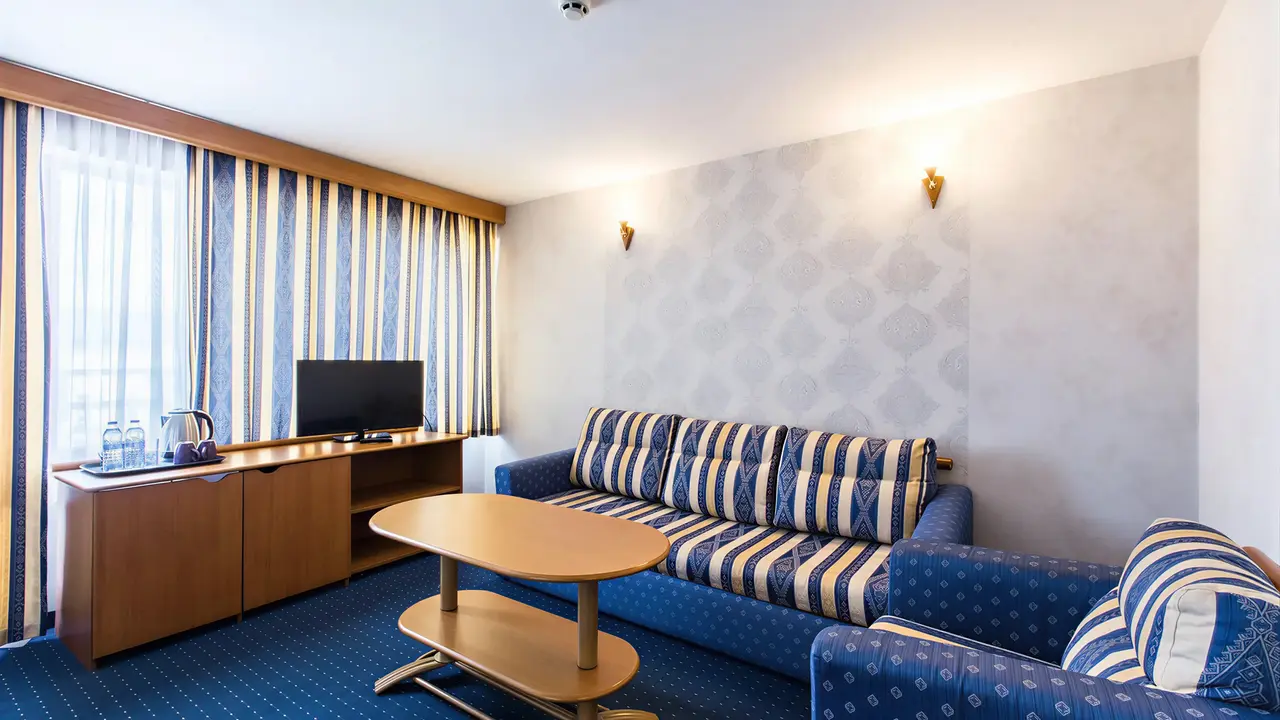 Wnętrze pokoju z sofą w Kuban Resort & AquaPark
