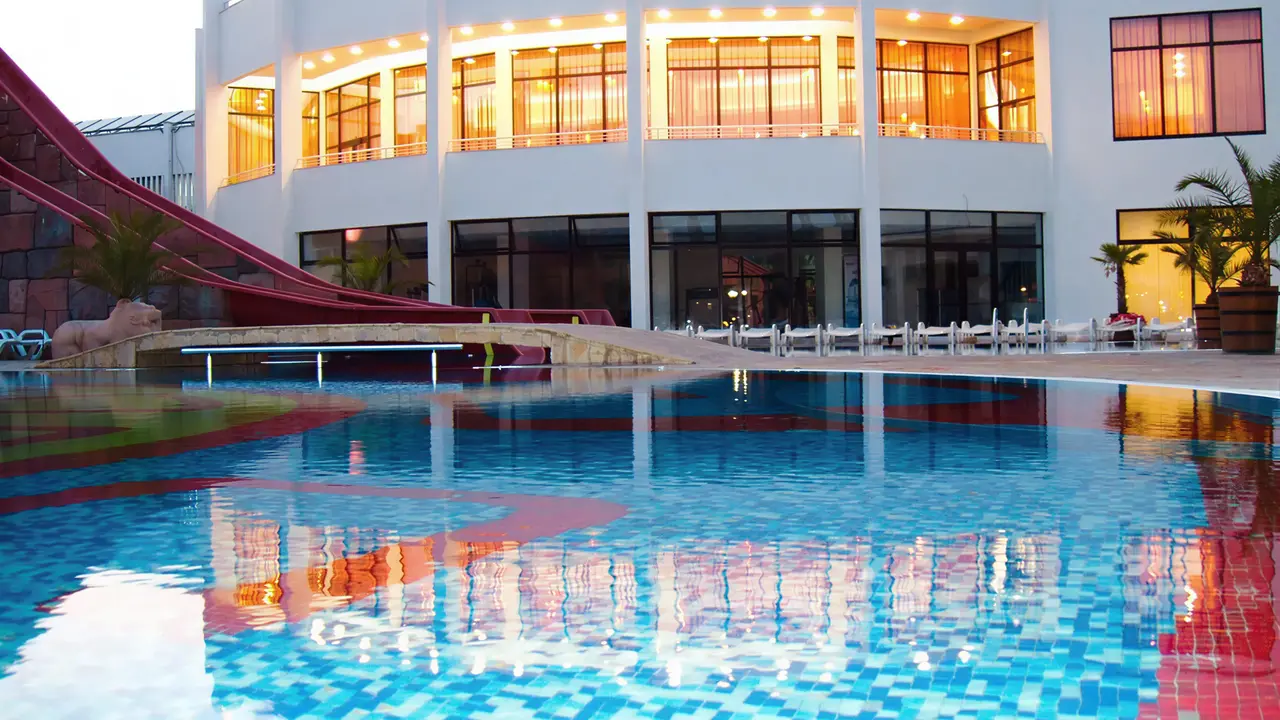 Zjeżdżalnia wodna i basen w Kuban Resort & AquaPark