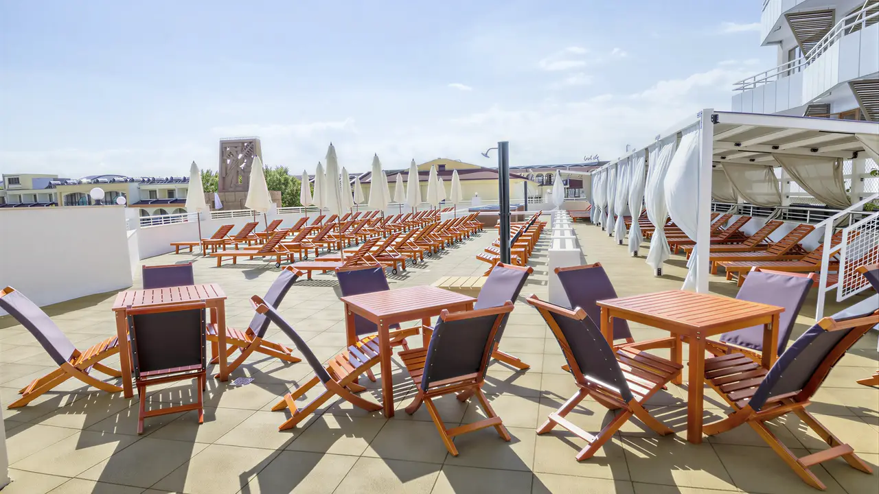 Taras z leżakami w Kuban Resort & AquaPark