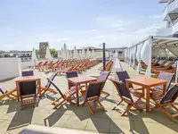 Taras z leżakami w Kuban Resort & AquaPark