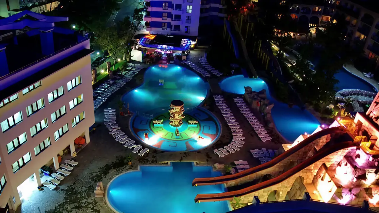 Widok nocny na kompleks basenowy Kuban Resort & AquaPark