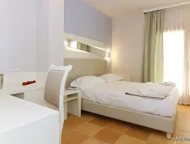Jasny pokój z łóżkiem w La Conchiglia Suites & Spa