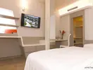 Nowoczesny pokój gościnny w La Conchiglia Suites & Spa