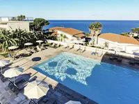 Basen z leżakami i parasolami w La Conchiglia Suites & Spa