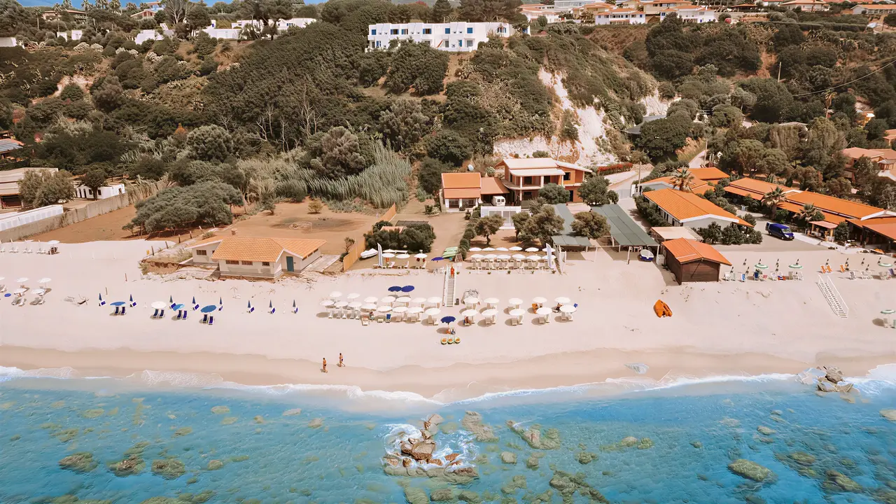 Widok z lotu ptaka na La Conchiglia Suites & Spa i plażę