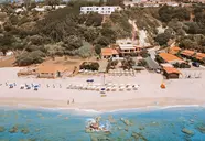 Widok z lotu ptaka na La Conchiglia Suites & Spa i plażę