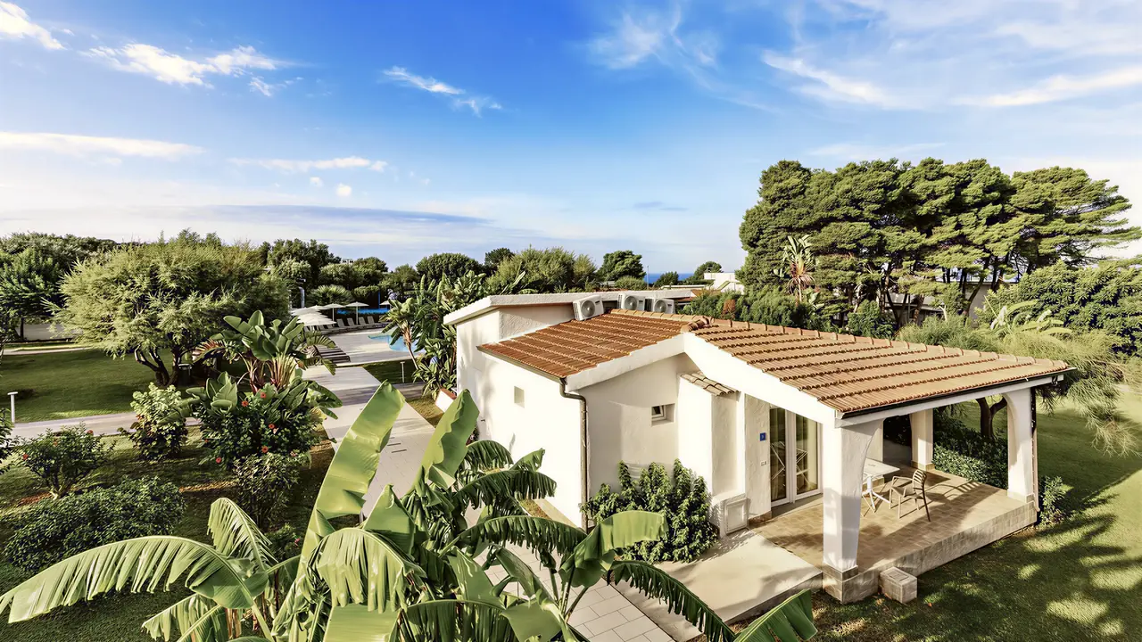 Budynki i zieleń w obiekcie La Conchiglia Suites & Spa