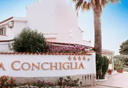 Elewacja i wejście do La Conchiglia Suites & Spa