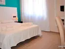 Pokój standardowy w La Conchiglia Suites & Spa z białym łóżkiem