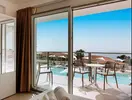 Taras z widokiem na basen w La Conchiglia Suites & Spa