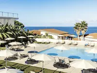 Basen z leżakami i parasolami w La Conchiglia Suites & Spa