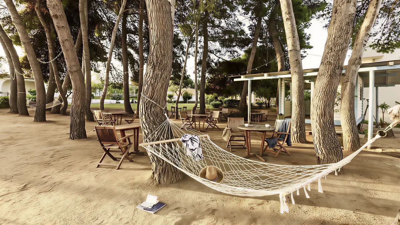 Strefa relaksu z hamakami w La Conchiglia Suites & Spa