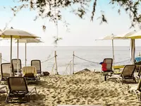 Leżaki i parasole na plaży w La Conchiglia Suites & Spa