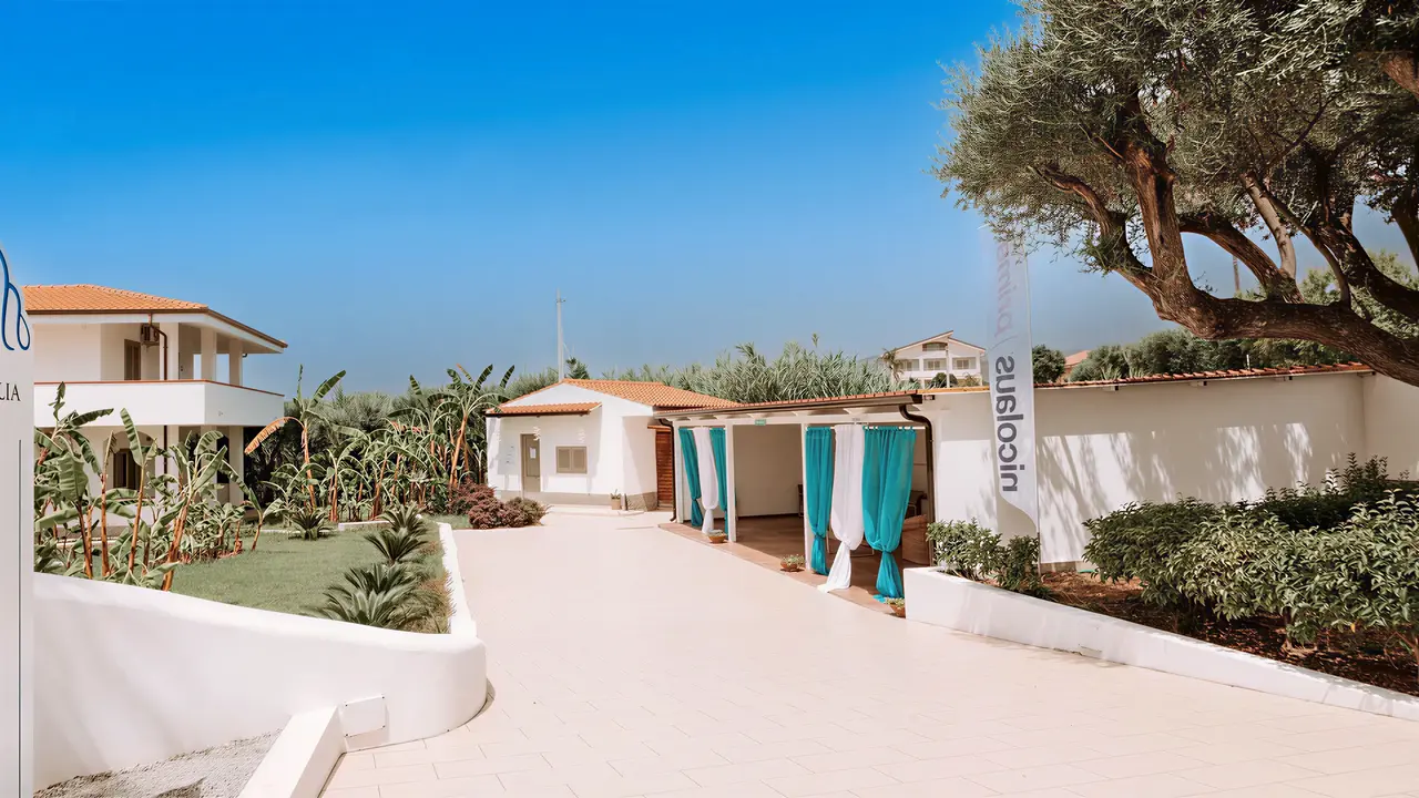 Budynki i alejki w obiekcie La Conchiglia Suites & Spa
