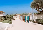 Budynki i alejki w obiekcie La Conchiglia Suites & Spa