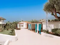 Budynki i alejki w obiekcie La Conchiglia Suites & Spa