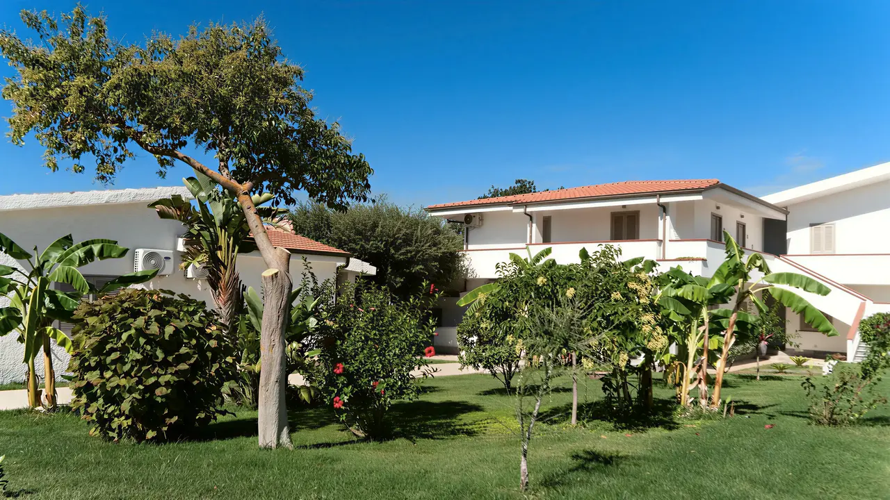 Budynek oraz tereny zielone w La Conchiglia Suites & Spa
