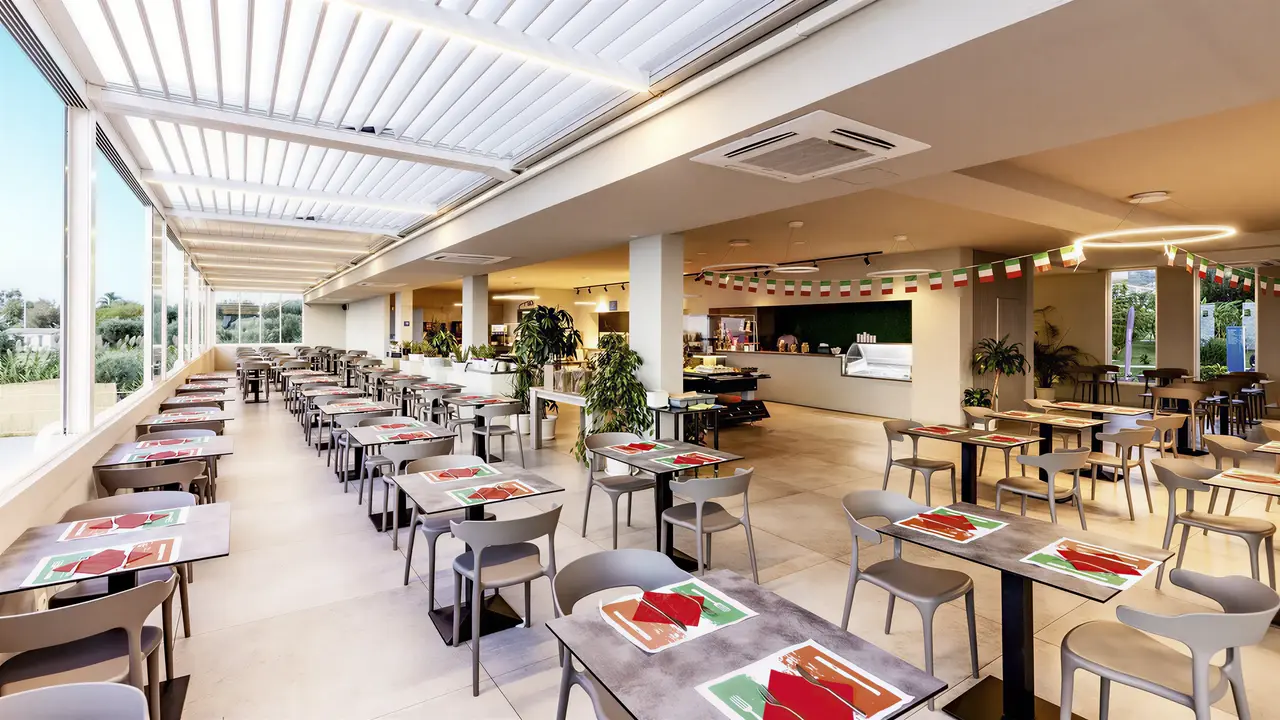 Restauracja w La Conchiglia Suites & Spa z ustawionymi stolikami