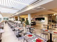 Restauracja w La Conchiglia Suites & Spa z ustawionymi stolikami