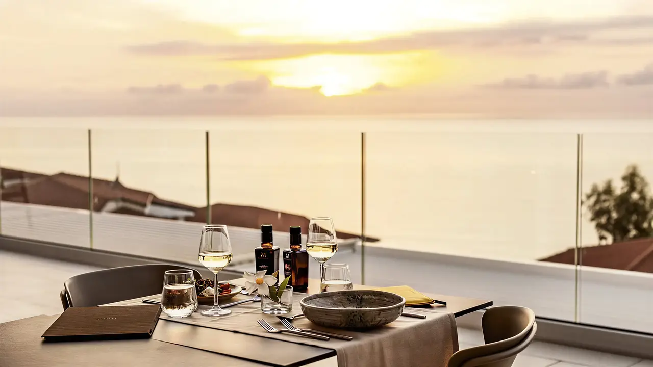 Nakryty stół z winem w La Conchiglia Suites & Spa o zachodzie