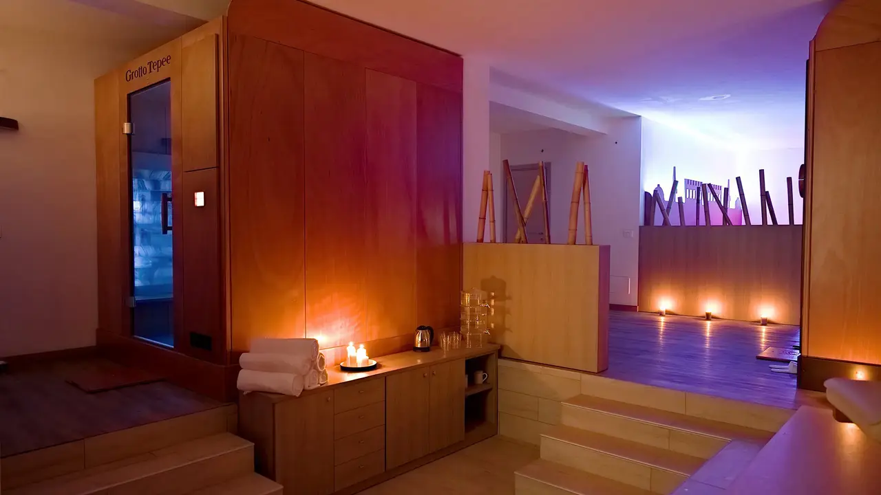 Strefa relaksu w La Conchiglia Suites & Spa z nastrojowym oświetleniem