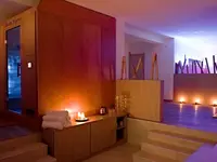 Strefa relaksu w La Conchiglia Suites & Spa z nastrojowym oświetleniem