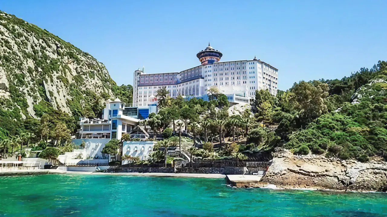 Widok na budynek Ladonia Hotels Adakule nad morzem