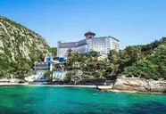 Widok na budynek Ladonia Hotels Adakule nad morzem