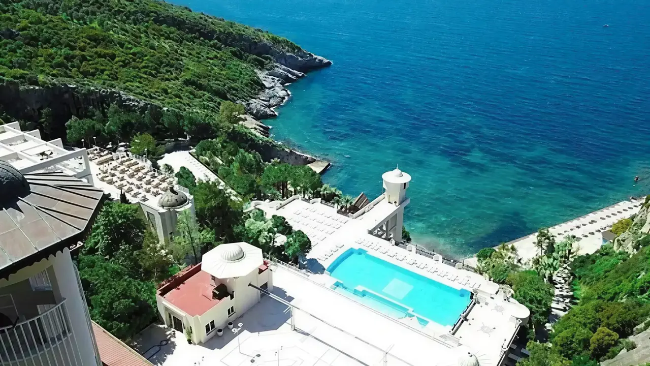 Widok na kompleks Ladonia Hotels Adakule nad brzegiem morza