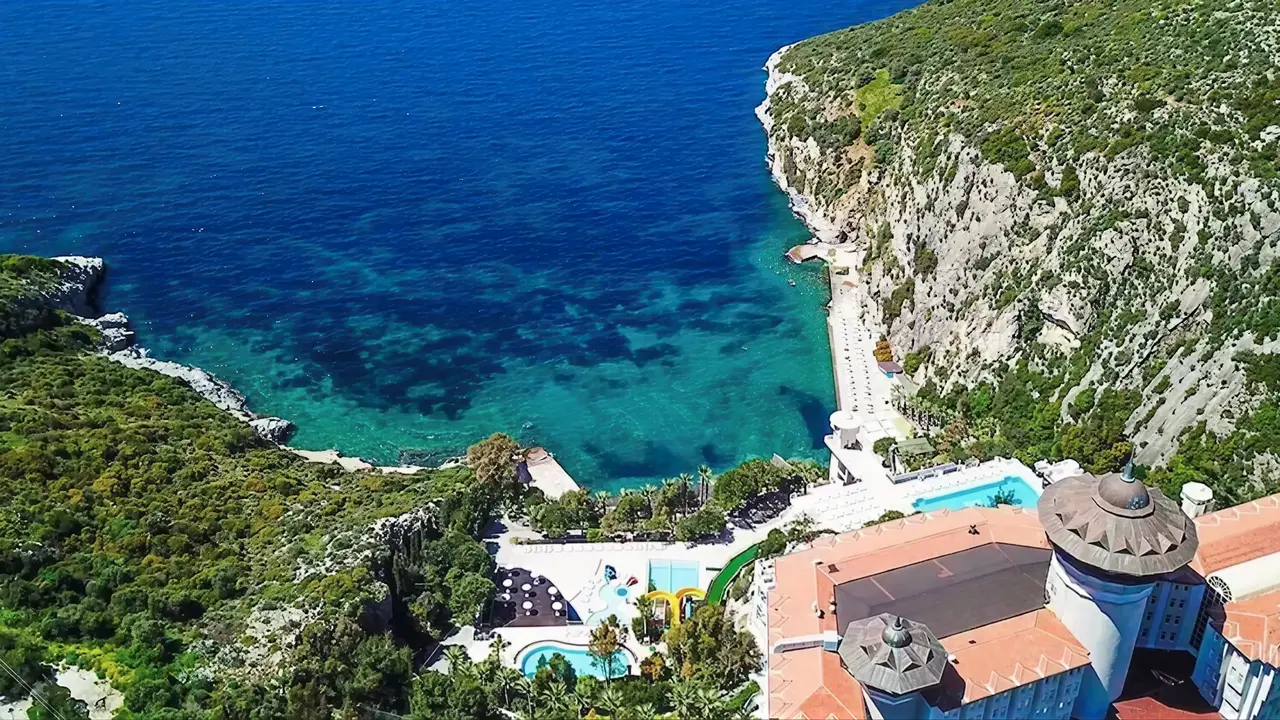 Widok na kompleks Ladonia Hotels Adakule przy zatoce