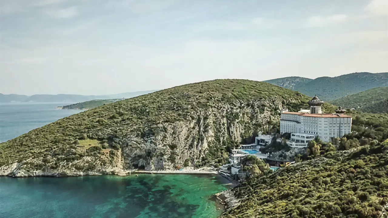 Widok na budynek Ladonia Hotels Adakule nad brzegiem morza