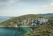 Widok na budynek Ladonia Hotels Adakule nad brzegiem morza