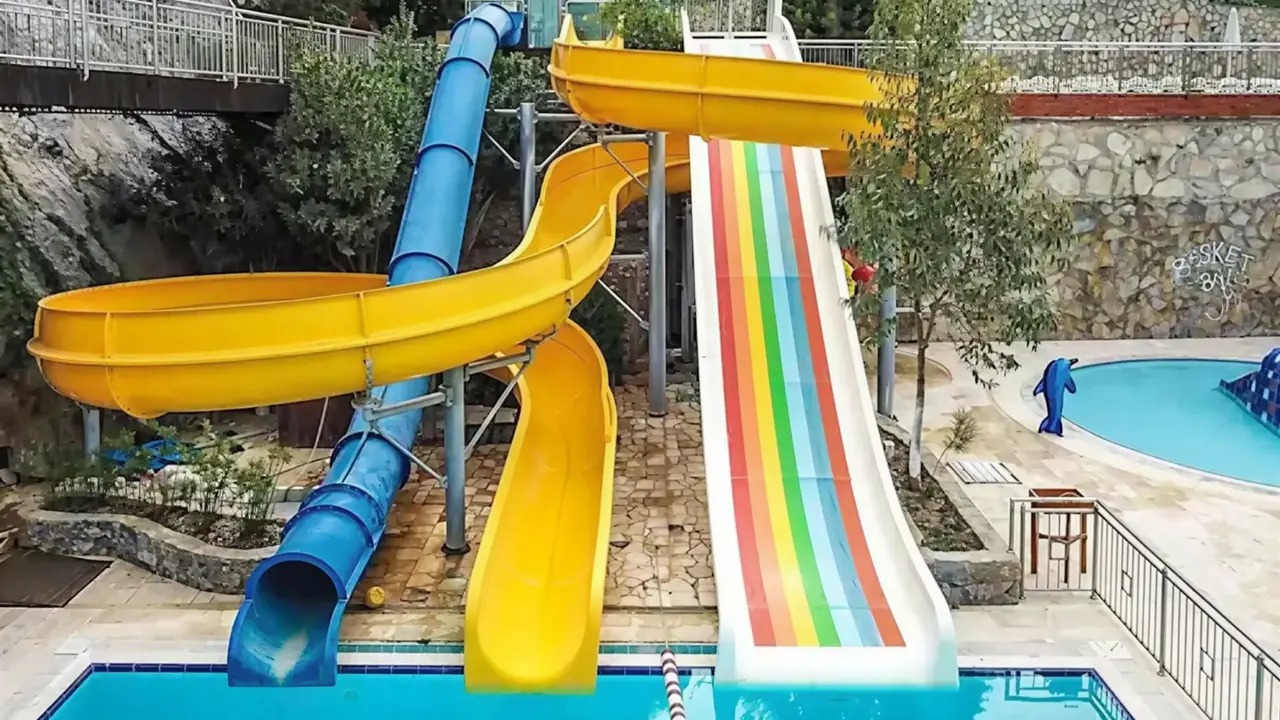 Zjeżdżalnie wodne w Ladonia Hotels Adakule