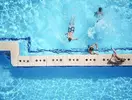 Osoby pływające w basenie w Ladonia Hotels Adakule