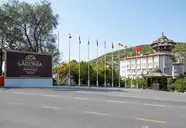 Wjazd i budynek hotelu Ladonia Hotels Adakule