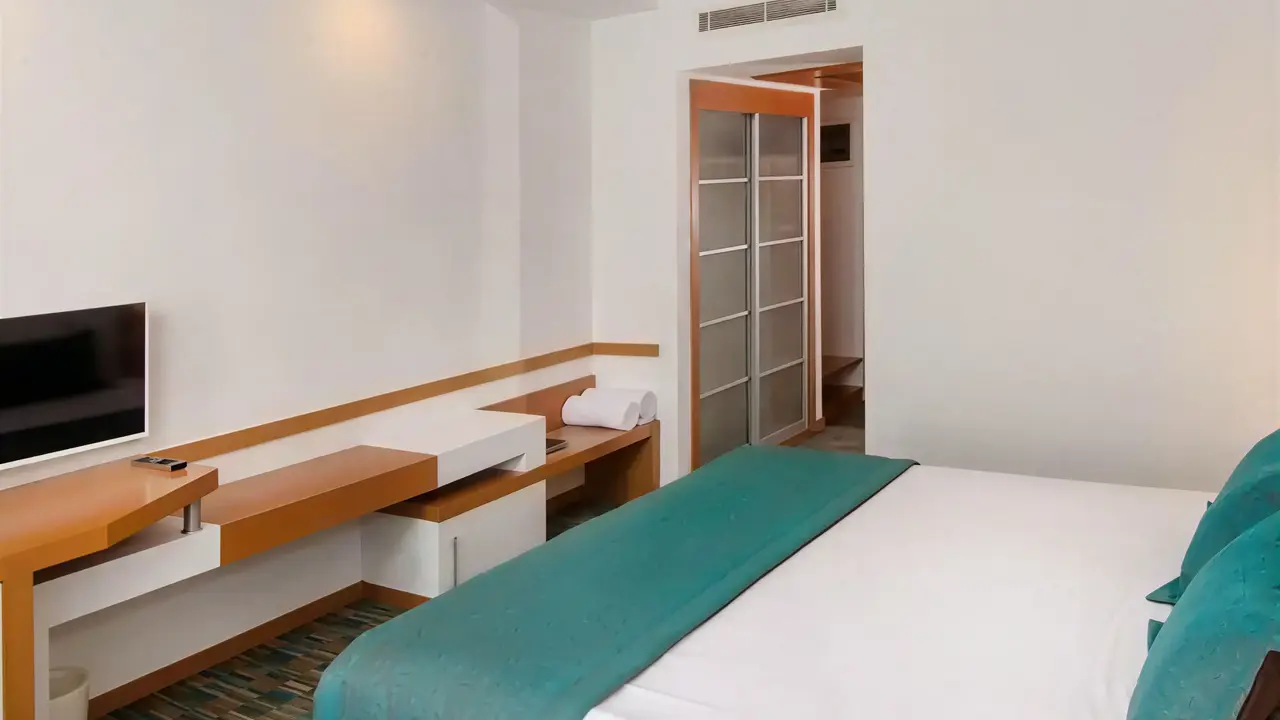 Nowoczesny pokój z łóżkiem w Ladonia Hotels Adakule